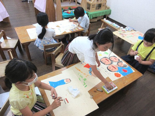 小学生クラスの、異年齢での大きな紙への共同描画活動