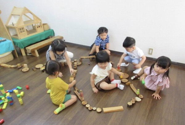 名古屋市昭和区の幼児教室「創造教室こびとのおうち」で自然素材の積み木や木のおもちゃを使い、自由遊びを楽しむ子どもたち