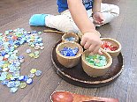 創造教室こびとのおうち 幼児クラスでおはじきで遊ぶ子どもの手元