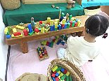 創造教室こびとのおうち 幼児クラスで積み木遊びに取り組む子どもの様子