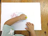 名古屋市の幼児教室「こびとのおうち」幼児クラスで行うクレヨンによる描画活動