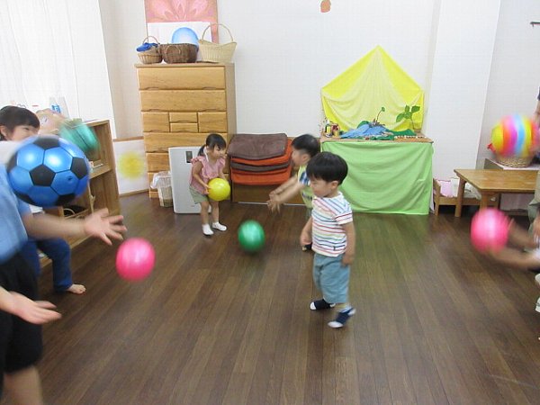創造教室こびとのおうち 幼児クラスでボールを使い、リズムや動きを意識した遊びを楽しむ子どもたち