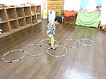 創造教室こびとのおうち 幼児クラスでフラフープを使った平衡感覚を養う遊びに取り組む子どもの様子