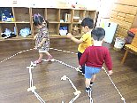 創造教室こびとのおうち 幼児クラスでロープの線上を歩き、体幹と平衡感覚を整える遊びに取り組む様子