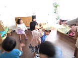 創造教室こびとのおうち 幼児クラスでシフォン布を使ったわらべうた遊びに取り組む子どもたち