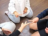 創造教室こびとのおうち 幼児クラスで指遊びやわらべうたの手遊びをする子どもたちの様子
