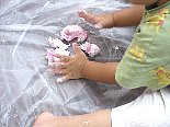 こびとのおうちのプレ幼児クラス｜創造力を育む造形教育プログラムの様子
