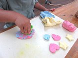 いりなか・川名エリアのプレ幼児クラス｜こびとのおうちで子どもが制作に集中する様子