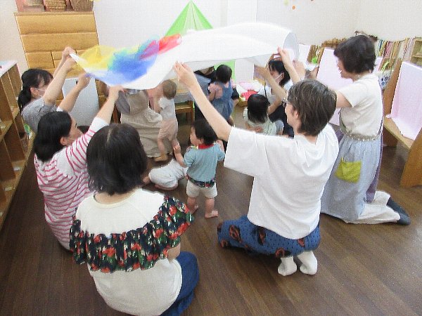 創造教室こびとのおうち 親子クラスにて室内で自由に取り組む子どもと見守る保護者