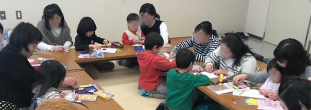 創造教室こびとのおうち 親子クラスの室内、木の机が配置された空間