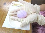 小学生クラスの、球体の感触や形を確認する造形活動（手袋を着用）