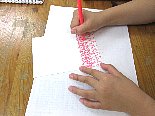 小学生クラスの、点と線を丁寧に描画する造形活動